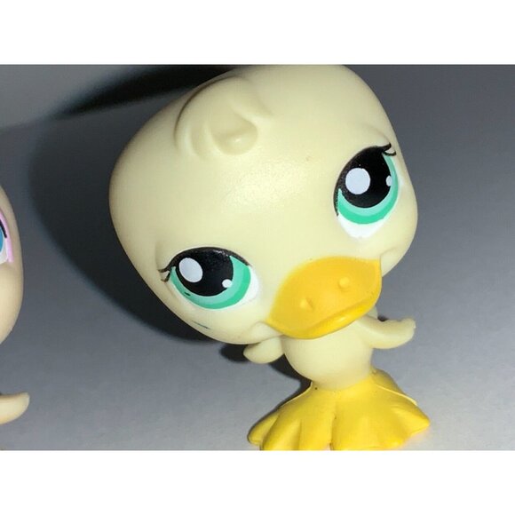 Littlest Pet Shop  LPS Duck Bird Figure Pair With Blue & Green Eyes Red Magnets - Picture 3 of 8